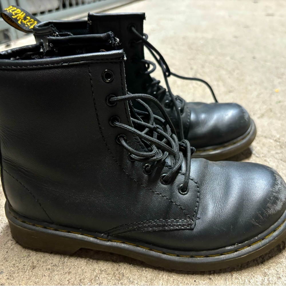 Kids unisex black Dr Martens Delancey US size 3